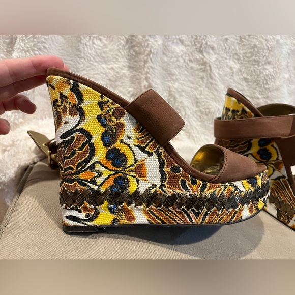 Stunning 9 West wedge sandals with gold detail! - Picture 4 of 14